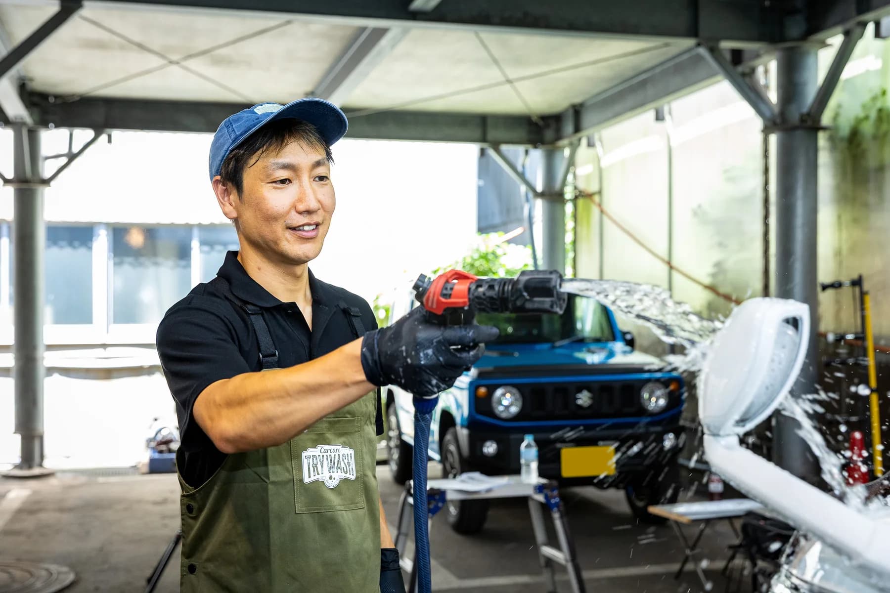 洗車を行う施工責任者 土屋勇人