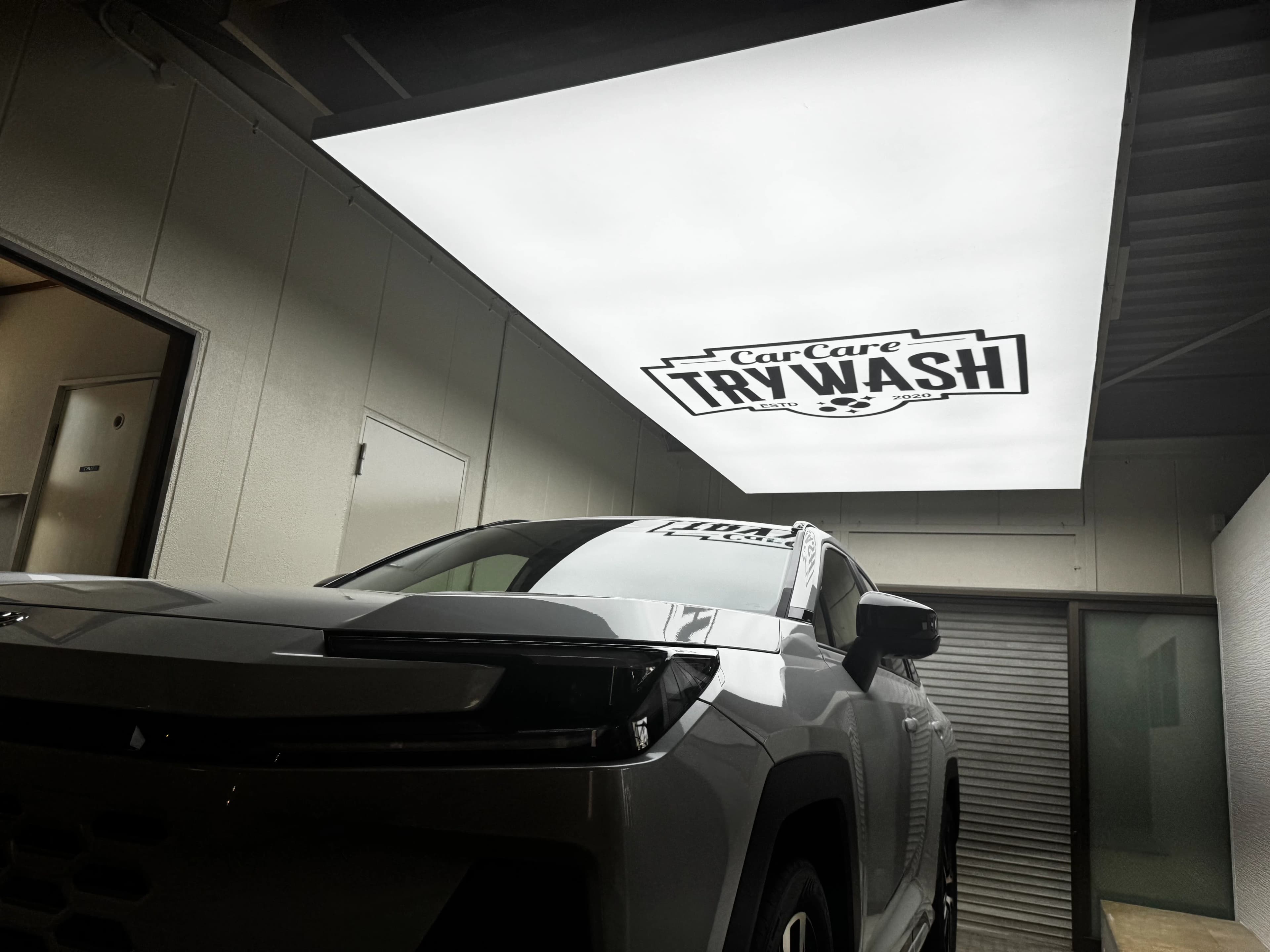 ライトを当てた施工ブースで車を照らす様子