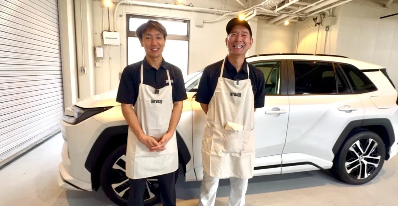 白い車の前に立つスタッフ2名